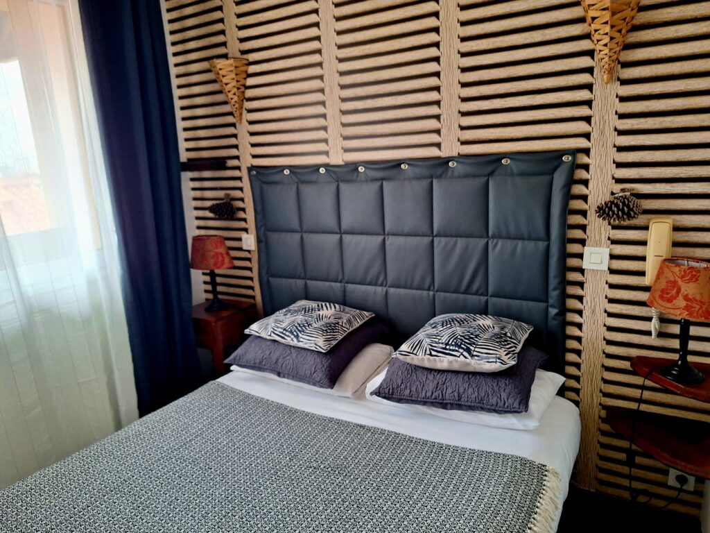 Une des chambres standard de Hôtel Les Embruns aux Sables d'Olonne