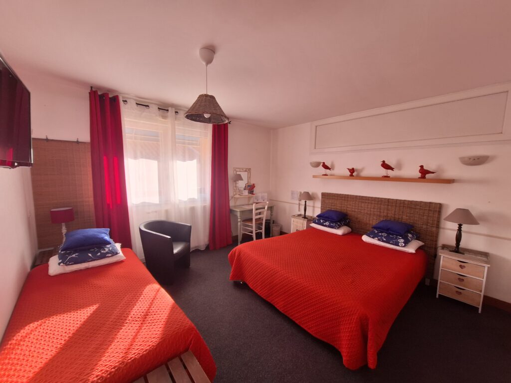 Un des chambres familiale de l'hôtel Les Embruns aux Sables d'Olonne